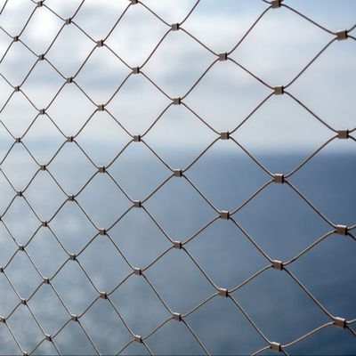 Griglia di filo metallico annodato per reti di sicurezza di progettazione architettonica