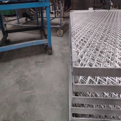 Schermo in metallo espanso con motivo a diamante zincato per rete decorativa