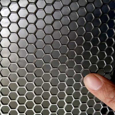Disegno personalizzato in acciaio inossidabile buco rotondo buco esagonale foglio perforato per la cassetta per altoparlanti