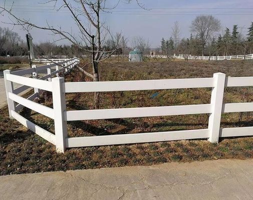 Recinzione per allevamento di cavalli in PVC bianco anti-scalata, 4 traverse, non marcisce