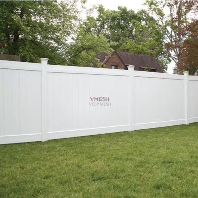 Recinzione da giardino in vinile di colore bianco con pannello solido