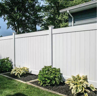 Recinzione in vetro PVC in plastica in stile privacy in vinile con piattaforma superiore