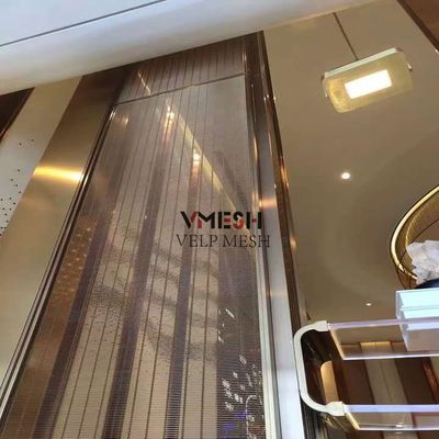 Rete architettonica tessuta ondulata in acciaio inossidabile per hall di hotel di lusso nel settore dell'ospitalità