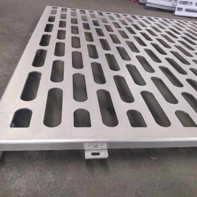 Pannelli in metallo perforato con fori asolati personalizzati