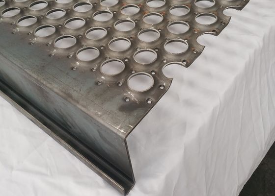 Canali per passerella con griglia di sicurezza Grip Strut zincata a caldo, profondità 5"