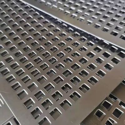 PVDF Decorativo di alluminio a buco quadrato perforato di rete metallica per cortina di parete