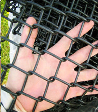 Recinzione a catena galvanizzata rivestita in nero in PVC per campi sportivi