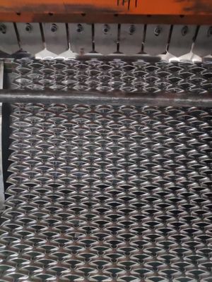 Schermo in metallo espanso con motivo a diamante zincato per rete decorativa