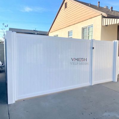 Recinzione da giardino in vinile di colore bianco con pannello solido
