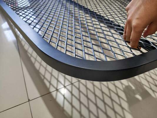 Rete metallica espansa zincata verniciata a polvere personalizzata per coperture di pozzetti per finestre