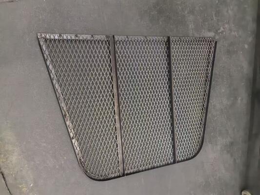 40*80mm Larghezza del foro Rivestimento in polvere Finestra a maglia di metallo espanso Bene coperto con resistenza alla corrosione