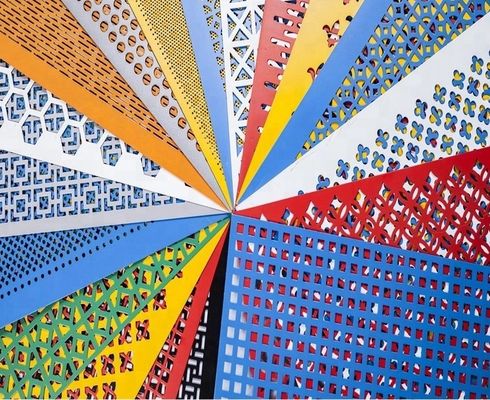 Le facciate perforate decorative del metallo di montaggio architettonico spolverizzano ricoprire