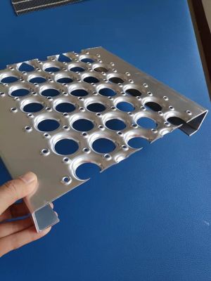 Forma antiscorrimento all'aperto del foro O della grata del puntone della presa dell'acciaio 1.5mm del passaggio pedonale di sicurezza del tetto