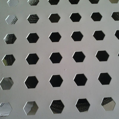 La maglia 1000x2000mm della decorazione ha perforato lo spessore di alluminio dei pannelli 0.3mm