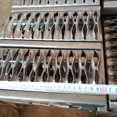 Plancia antiscorrimento del passaggio pedonale del calibro di Diamond Hole Galvanized Steel 10 della grata di sicurezza del puntone della presa