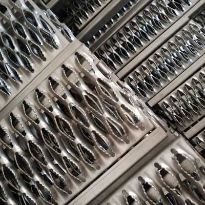 Slittamento d'acciaio galvanizzato grata di Diamond Hole Grip Span Safety anti per la plancia del passaggio pedonale